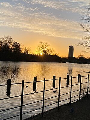 Archivo:Amanecer Kensington Gardens