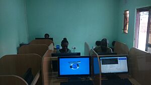 Archivo:An Internet café- Zambia