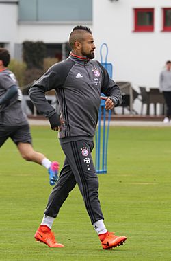 Archivo:Arturo Vidal Training 2017-03 FC Bayern Muenchen-3