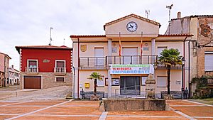 Archivo:Ayuntamiento de Serradilla del Arroyo
