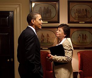 Archivo:Barack Obama and Valerie Jarrett in the West Wing corridor cropped