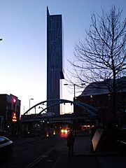 Archivo:Beetham Tower - geograph.org.uk - 1189757