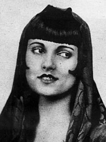 Betty Compton portrait 1925 (cropped).jpg