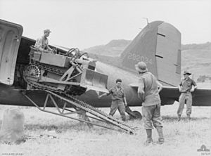 Archivo:Bulldozer arrives on plane at Kaiapit strip 1943