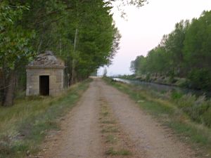 Archivo:Camino de sirga a su paso por Cabañas