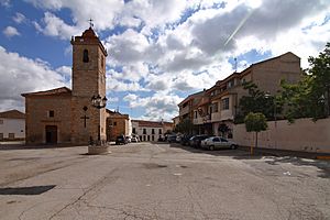 Archivo:Casas de Juan Nuñez, Plaza de Castilla la Mancha, Iglesia y Ayuntamiento