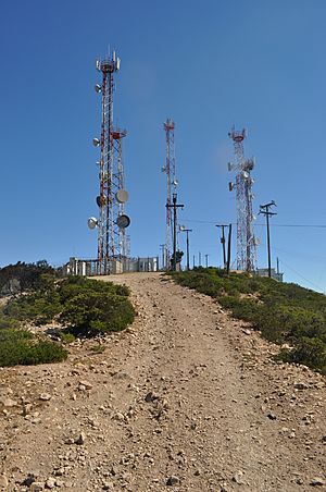 Archivo:Cerro Santa Inés (torres de telecomunicaciones en la cumbre)
