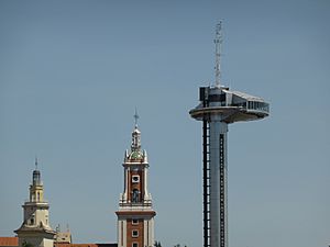 Archivo:Ciudad Universitaria; torres de Navales, Museo de América y Faro de Moncloa, en Madrid