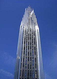 Archivo:Crystal Cathedral Spire looking up