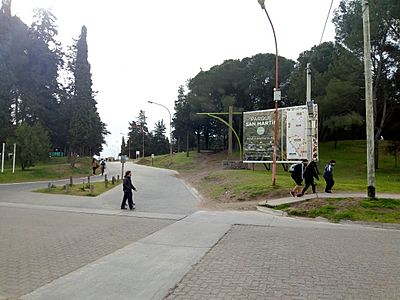 Entrada principal al parque San Martín en la ciudad de Punta Alta