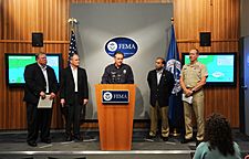 Archivo:FEMA Admin with other officials preparing for Gustav