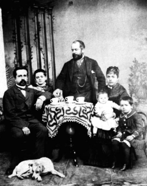Archivo:Familia Azaña (c. 1886) Esteban Azaña, Gregorio Azaña, Félix Díaz-Gallo, Josefina Díaz-Gallo con Carlos Azaña en brazos y Manuel Azaña