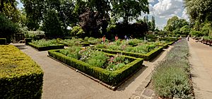 Archivo:Formal Gardens Holland Park London 6676 pano 2