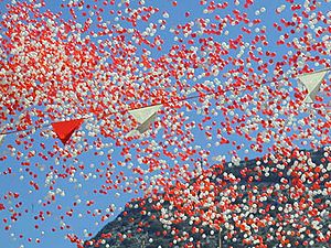 Archivo:Gibraltar National Day 2001 balloons