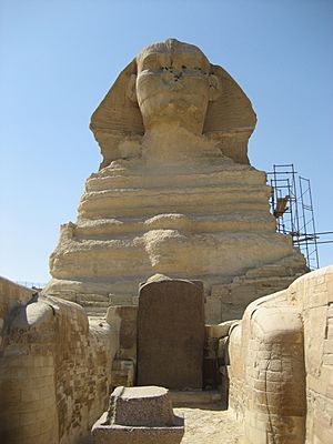 Archivo:Great Sphinx with Stelae