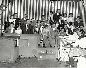 Archivo:Howdy Doody peanut gallery famous fathers and kids circa 1948