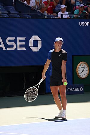 Archivo:Iga Świątek (2023 US Open) 23