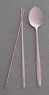 Archivo:Korean chopsticks and spoon-Sujeo-01