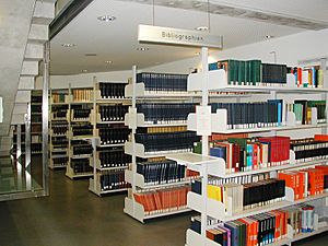 Archivo:Library-shelves-bibliographies-Graz