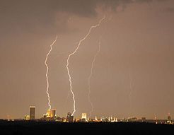Archivo:Lightning over Tulsa cropped