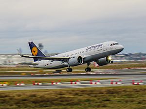 Archivo:Lufthansa Airbus A320 neo D-AINA, The world's first A320 neo (24614394922)
