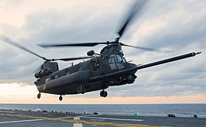 Archivo:MH-47E Chinook lands on the flight deck of the USS Kearsarge