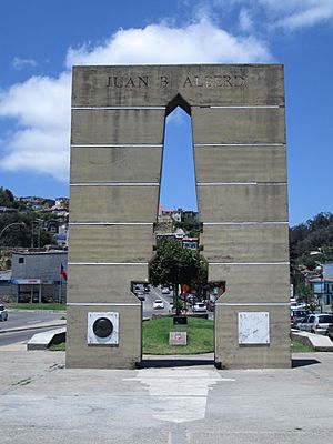 Archivo:Monumento a Juan Bautista Alberdi en Valparaíso