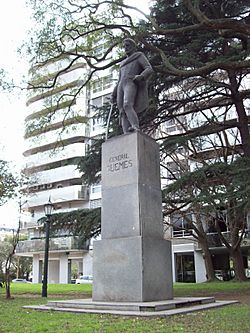 Archivo:Monumento al General Guemes en Plaza Chile