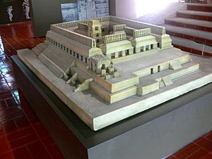 Archivo:Palenque - El Palacio - Rekonstruktion
