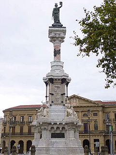Archivo:Pamplona - Monumento a los Fueros 10
