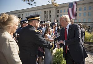 Archivo:Pentagon 9-11 remembrance ceremony 170911-D-SV709-662 (36332657404)