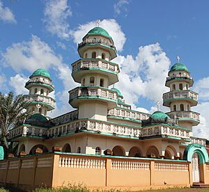 Archivo:Ribia's mosque en route to Outamba-Kilimi Park