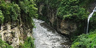 Archivo:Rio que pasa debajo del es Santuario de las Lajas (cropped)