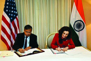 Archivo:Sekhar Basu signs the cooperation MoU with Director, NSF, USA