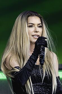 Shania Twain Glaston2024 2806 300624 (33 of 173) (53838111535) (cropped).jpg