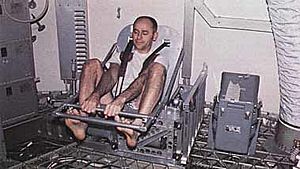 Archivo:Skylab 3 Bean measures body mass