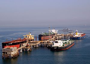 Archivo:Tankers at the Iraqi Al Basra Oil Terminal in the Northern Arabian Gulf