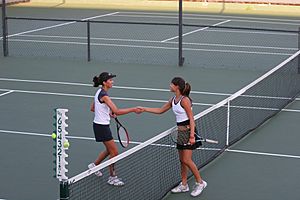 Archivo:Tennis shake hands after match