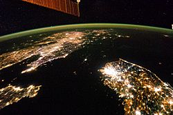 Archivo:The Koreas at Night