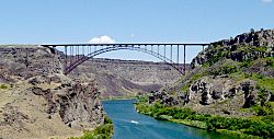 Archivo:U.S. Highway 93 bridge from within Snake River Canyon