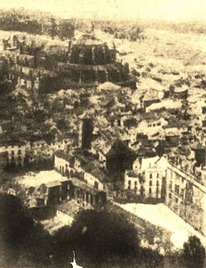 Archivo:Vista de Plaza Nueva (Granada ) desde la Alhambra anterior a 1869