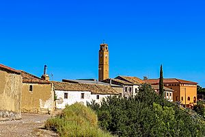 Vista de la población con la torre de la iglesia al fondo