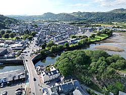 Y Cob, Porthmadog o'r awyr, Gwynedd, Cymru (Wales) 07.jpg