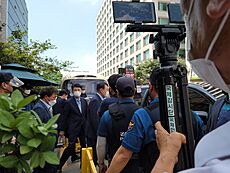 Archivo:Yoon Seok-youl, leave the main opposition People Power Party's headquarters in Seoul on July 30, 2021