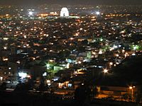 Archivo:A Beautiful Night View Of Adnan Asim's Karachi City. Also Mazar-e-Quaid— The Mausoleum Is Viewable In The Picture