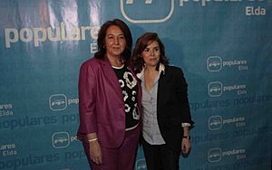 Archivo:Adela Pedrosa y Soraya Sáenz de Santamaría a la presentación de la candidatura del PP de Elda. 27 Abril 2011