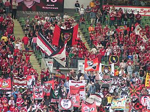 Archivo:Bayer Leverkusen-Fans