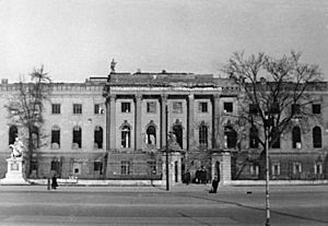 Archivo:Bundesarchiv Bild 183-S92636, Berlin, Humboldt-Universität, Hauptgebäude, Ruine