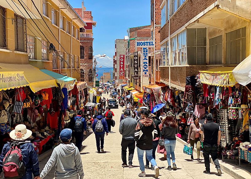 Calle en Copacabana, Bolivia