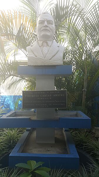 Carias estatua
